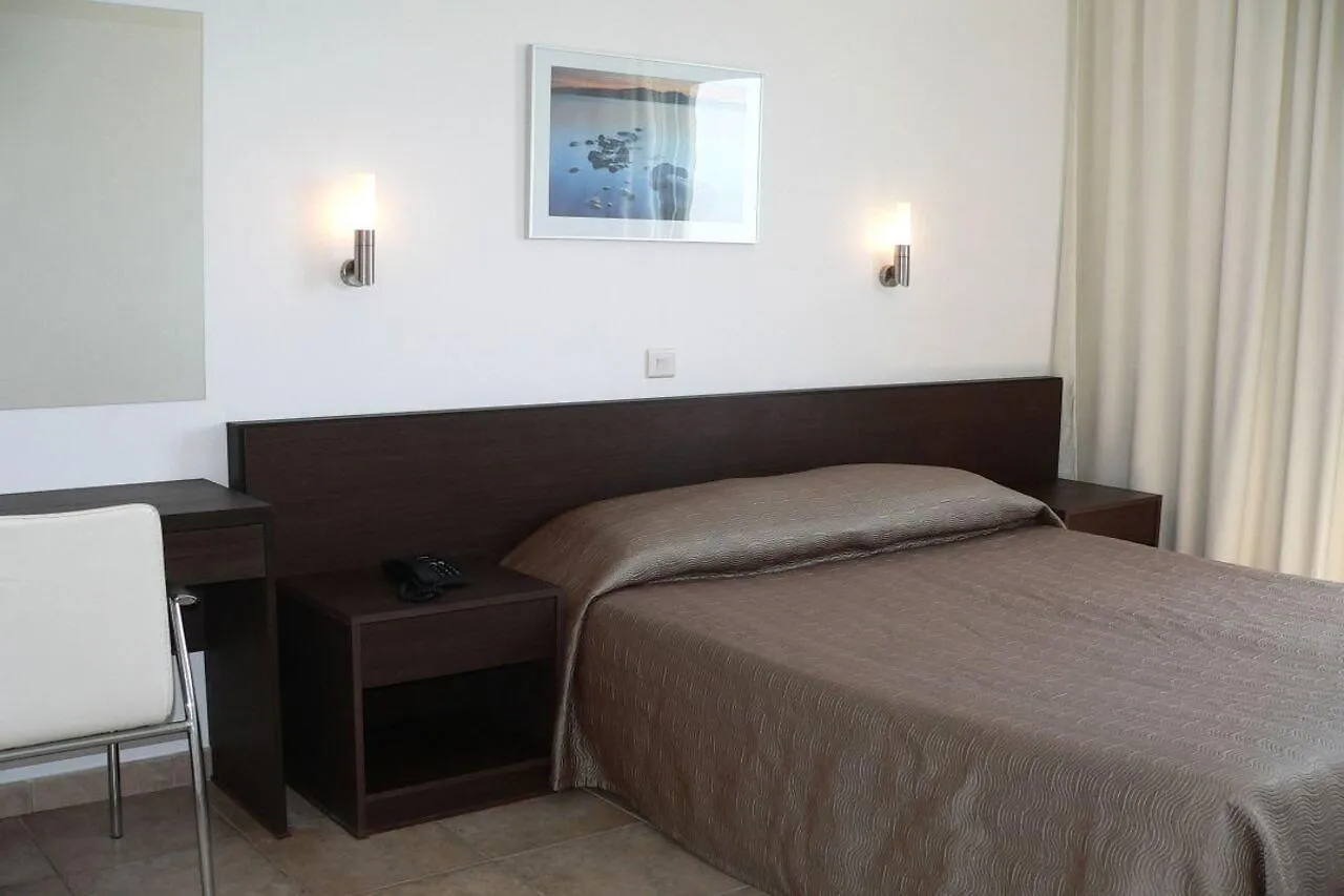 מלון דירות לרנקה Costantiana Beach Hotel Apartments