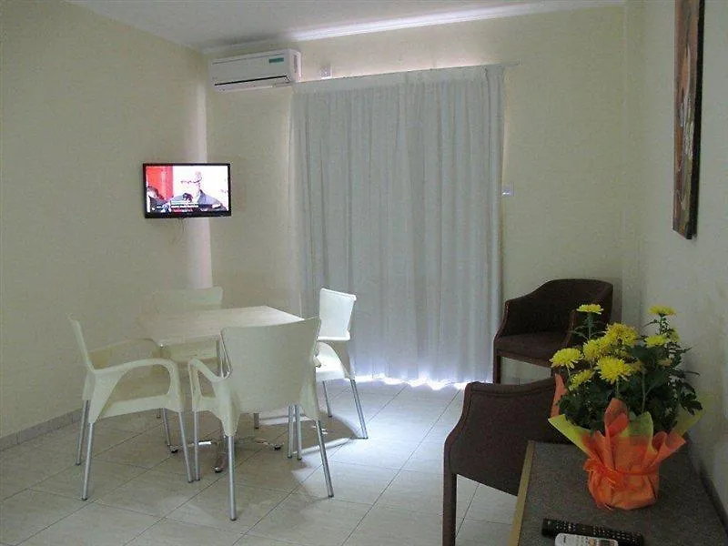 מלון דירות לרנקה Costantiana Beach Hotel Apartments