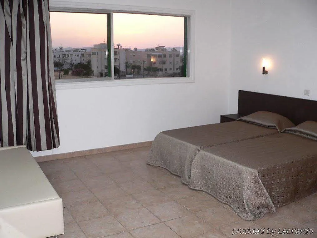 לרנקה Costantiana Beach Hotel Apartments 3*,  קפריסין